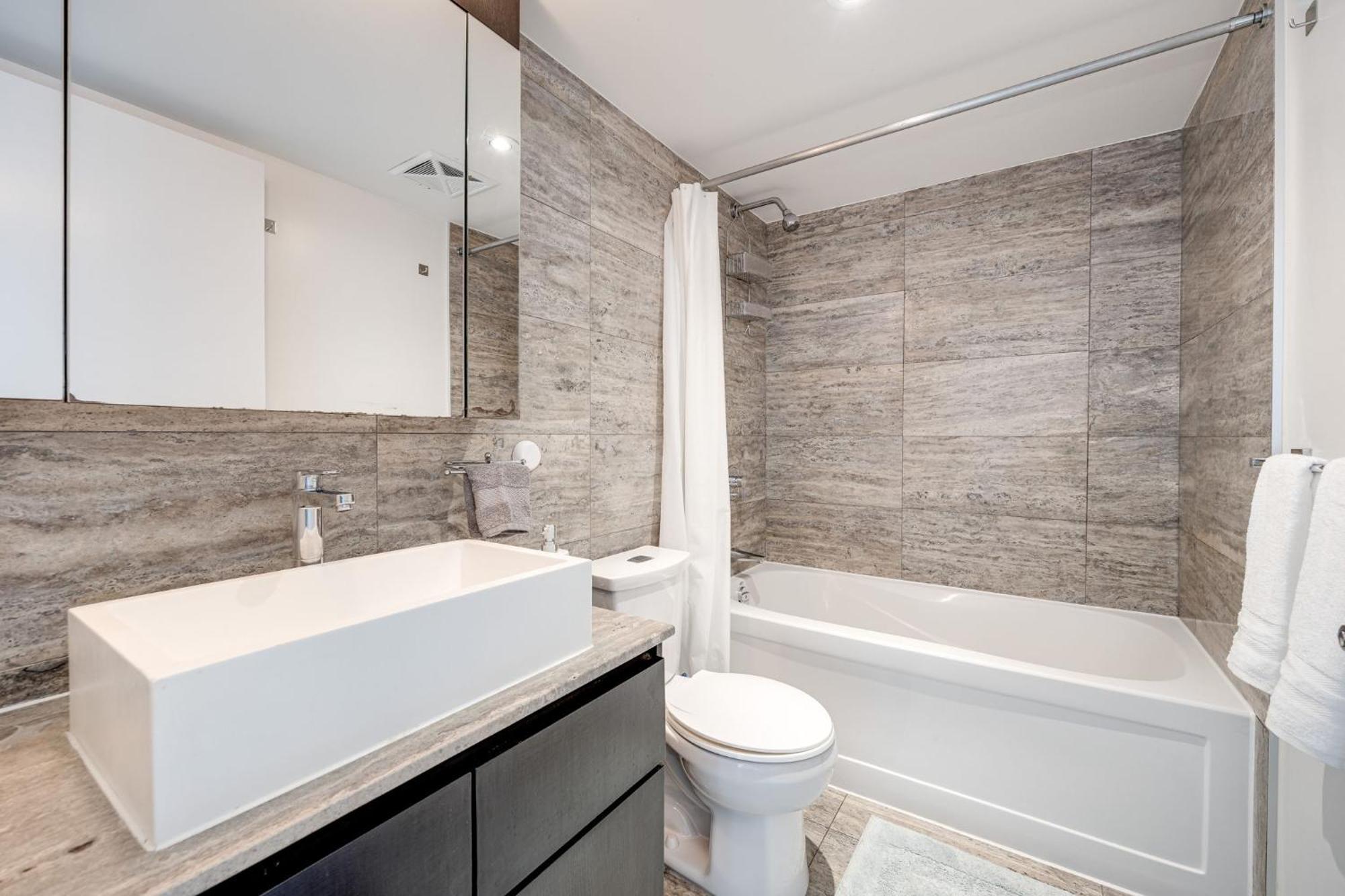 3Bdrm Lake View Condo In تورونتو المظهر الخارجي الصورة